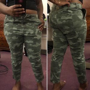 Old Navy Mid-Rise Ankle Pixie Chinos - Camo